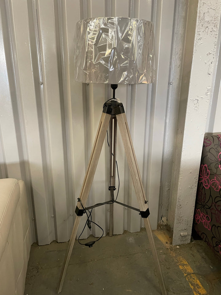 Tripod floor lamp